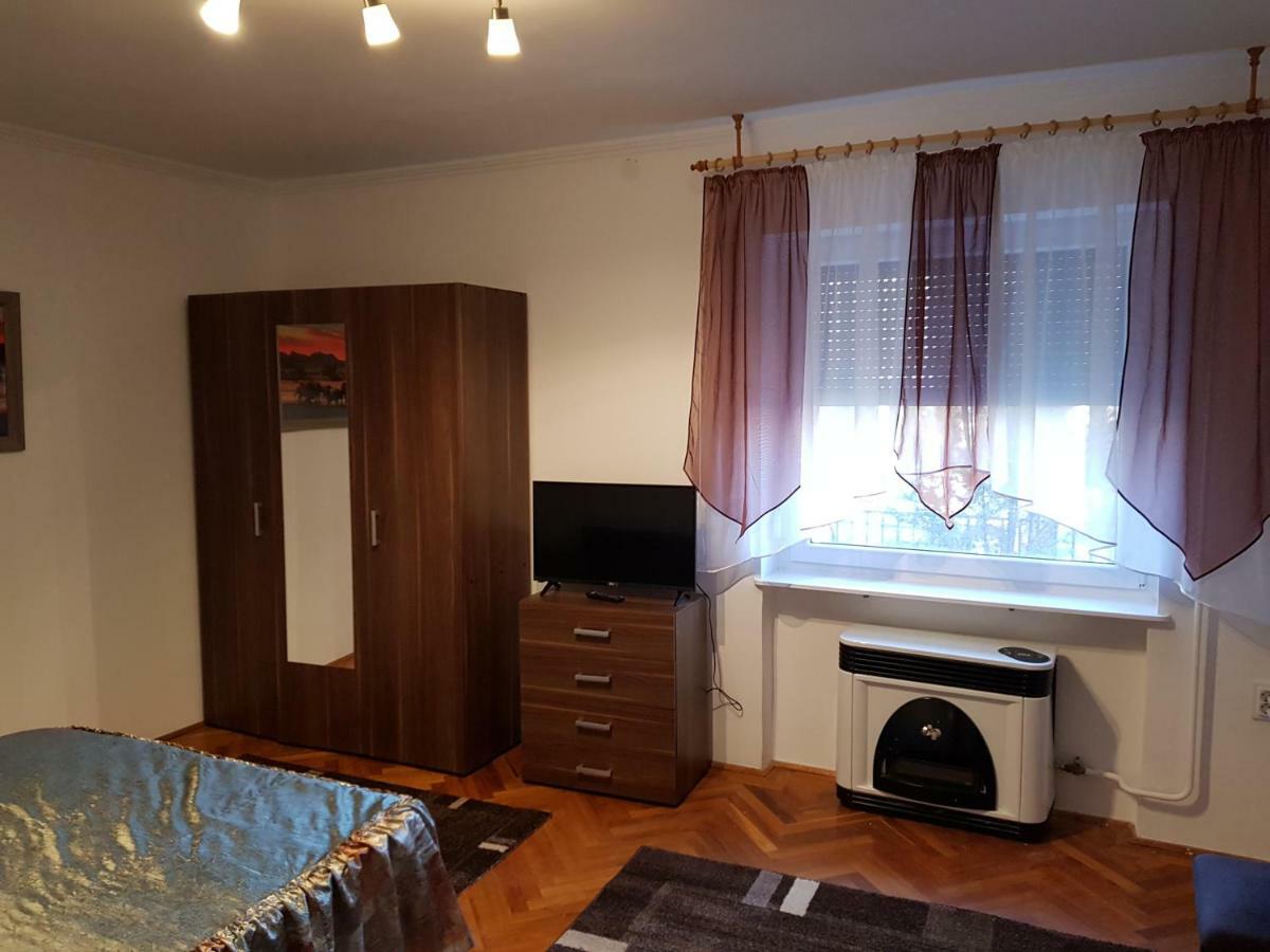 Lia Apartman Kiskunhalas Extérieur photo