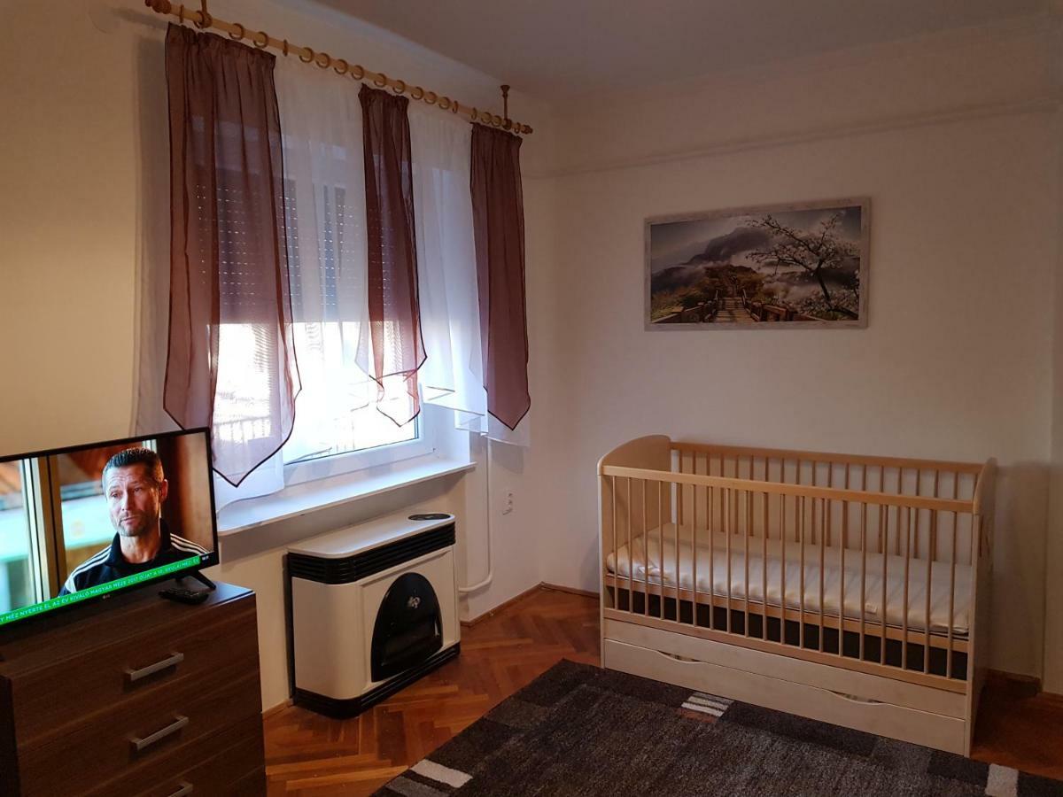 Lia Apartman Kiskunhalas Extérieur photo